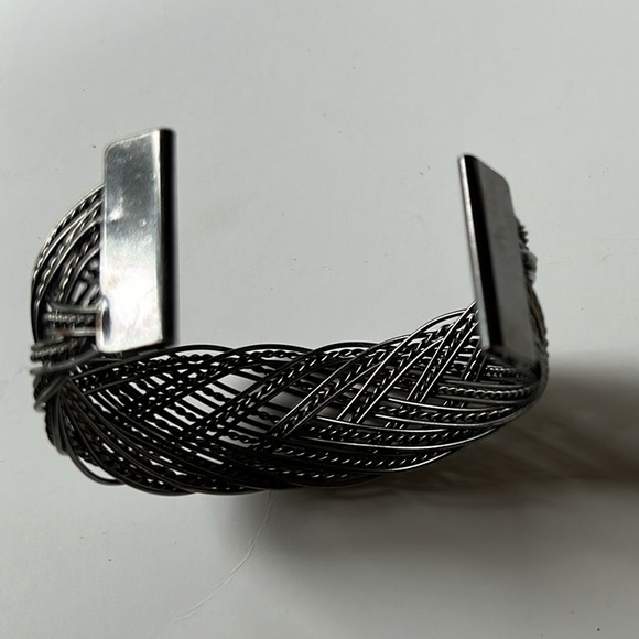 🌻Silver Toned Wired Cuff Bracelet - Picture 6 of 8